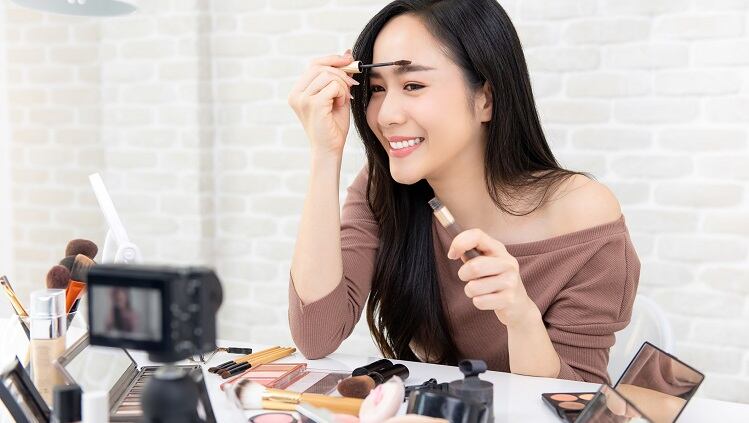 Elizabeth Mott announces Keep Makeup Artists Working funding initiative