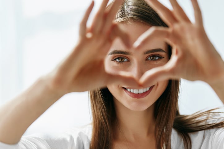 wellbeing_health_skinhealth_consumers_beauty_personalcare_skincare_hands_face_woman_health.jpg