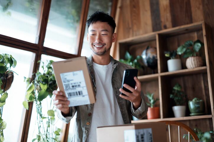 online_mobile_shopping_retail_ecommerce_technology_Tech_smart_beauty_personalcare_delivery_man_male_consumers_Trends.jpg