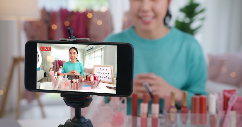 live_instagram_facebook_tiktok_broadcast_digital_influencer_woman_makeup_beauty_cosmetics.jpg