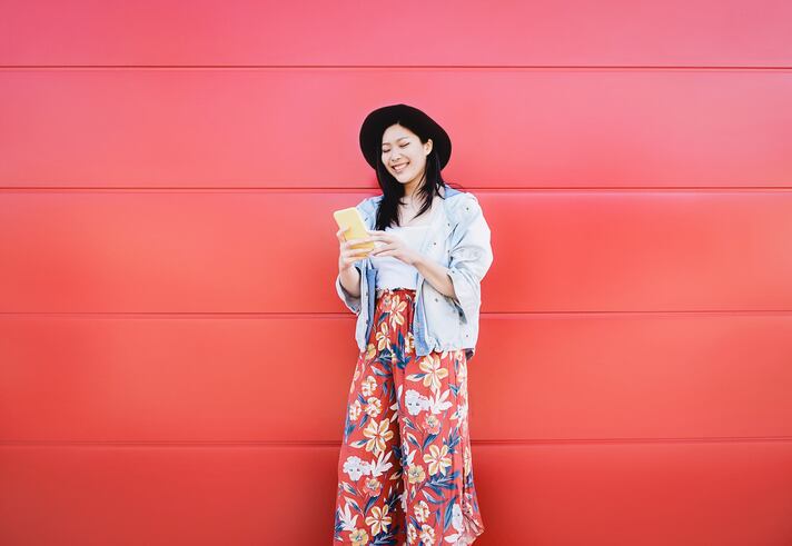 mobile_beauty_consumer_trends_retail_online_shopping_digital_tech.jpg