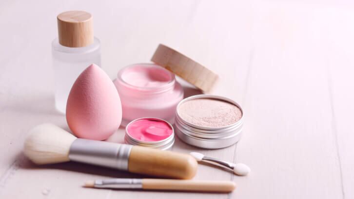 World-s-largest-AR-mirror-lets-consumers-try-on-makeup.jpg