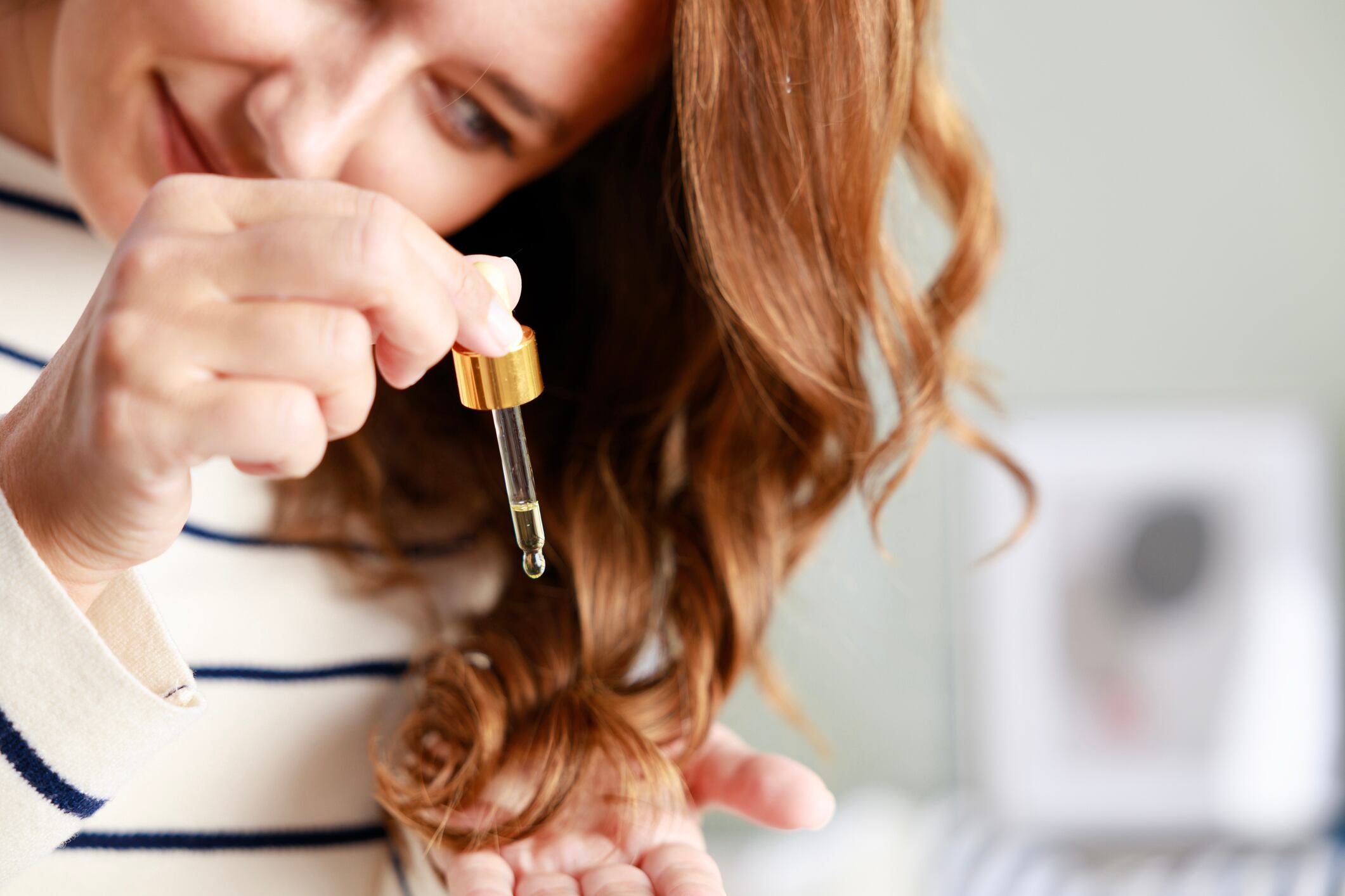 A scientific study using MALDI–TOF mass spectrometry shows that textured hair absorbs oils unevenly, leading to inconsistent results in mechanical tests.