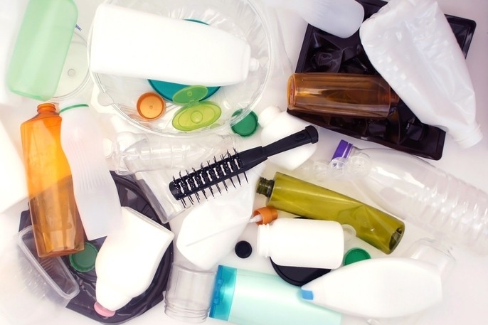 The beauty industry is estimated to generate 120 billion units of plastic packaging waste annually. © Getty Images - yuliash