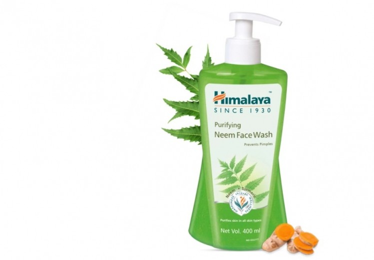 The face wash contains neem and turmeric which both have antimicrobial, antibacterial, and anti-inflammatory properties, and can help fight against P. acnes and S. epidermidis to control acne. ©Himalaya Wellness