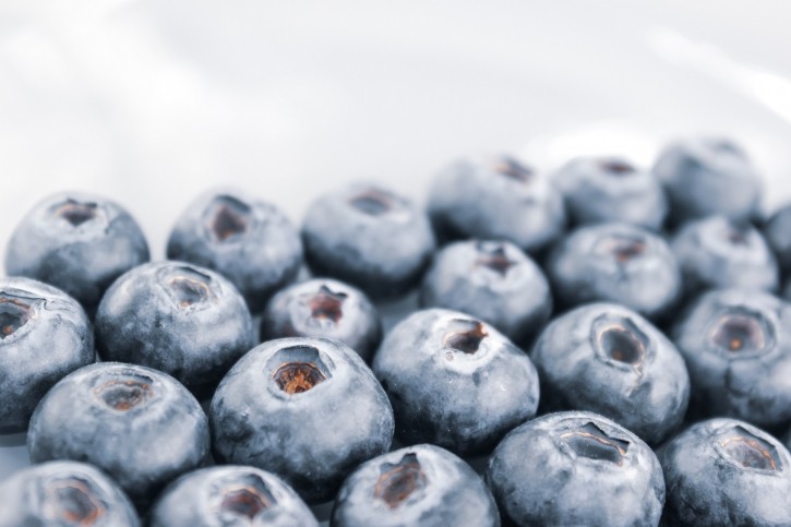 "The mucilage-treated blueberry pulp had a higher concentration of natural pigment and a more uniform shape with smoother surfaces. This homogenous morphology can contribute to better pigmentation," stated researchers. © QNata Getty Images